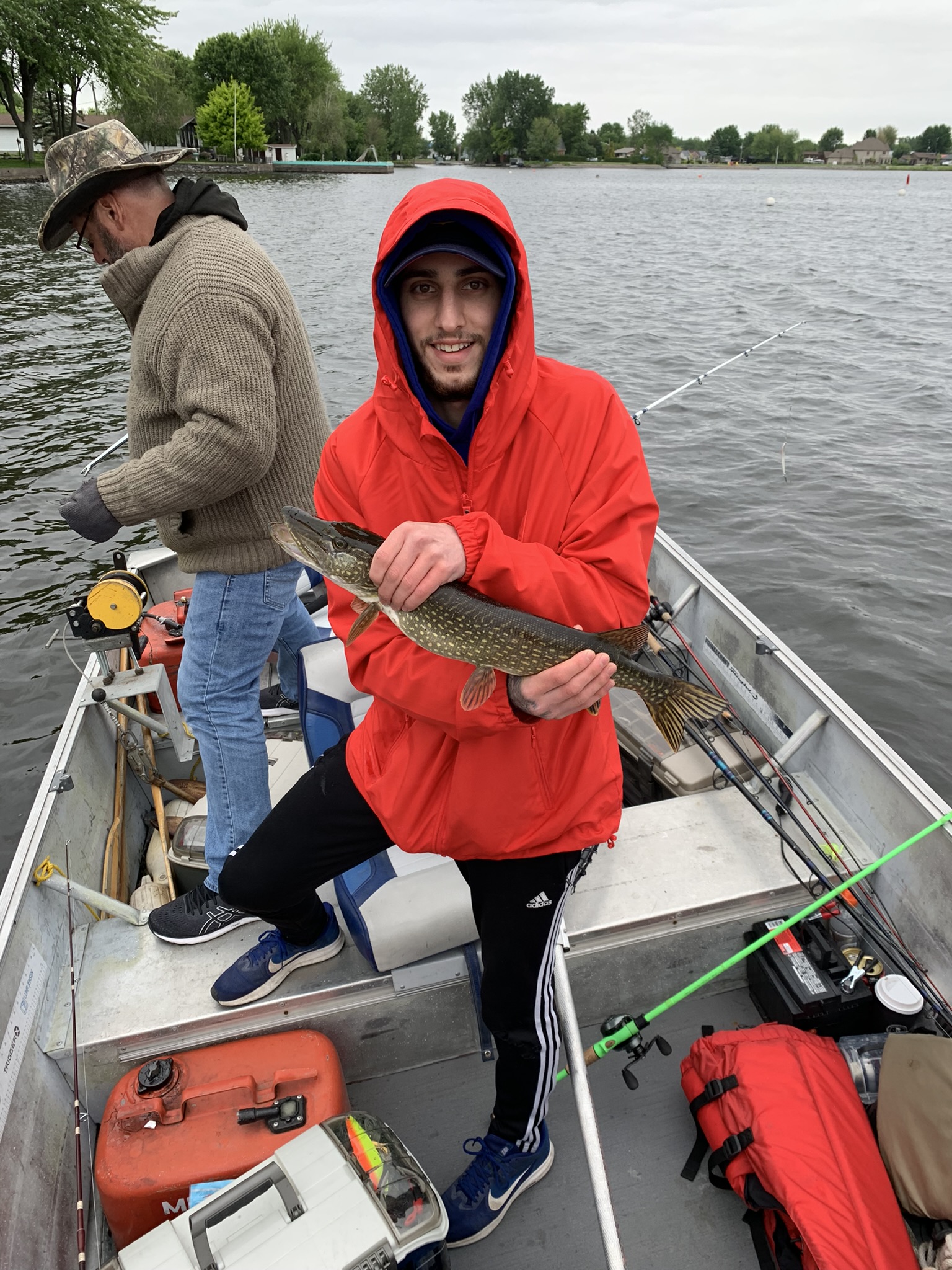 Bras croisés (G.D.) bras-croisés